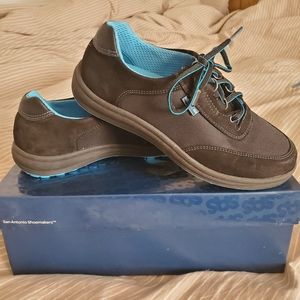 LIKE NEW w/ box - SAS Sporty Lace Up (Size 6W)